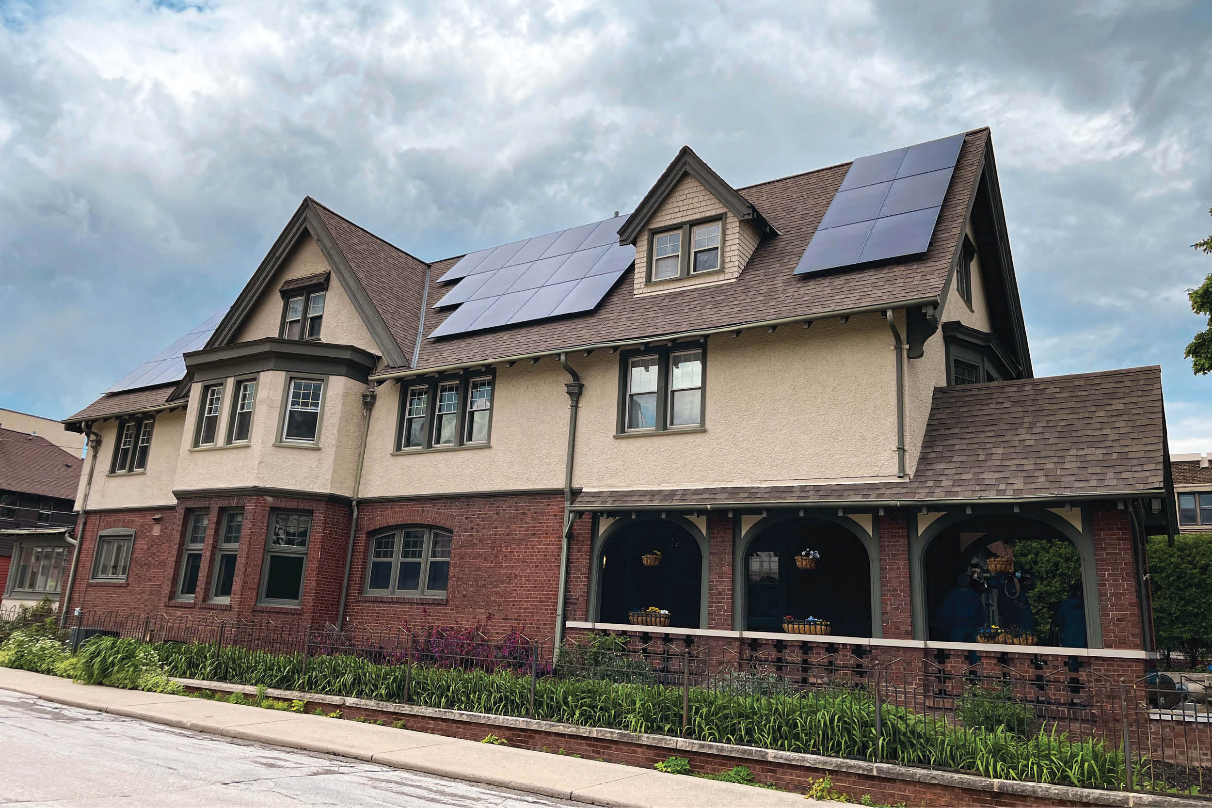residential-solar-panels-roof-mount-arch-007